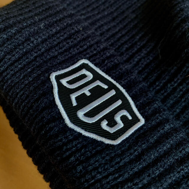 Deus ex Machina(デウスエクスマキナ)のDeus ex Machina SHIELD BEANIE メンズの帽子(ニット帽/ビーニー)の商品写真