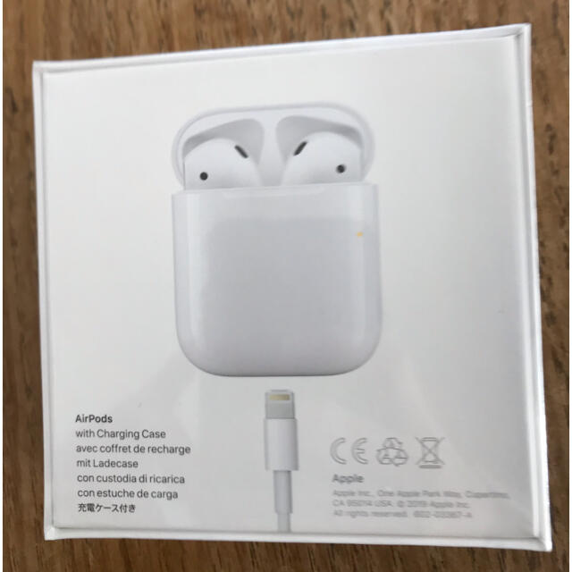 Apple(アップル)の新品未開封　Apple AirPods アップル　イヤフォン スマホ/家電/カメラのオーディオ機器(ヘッドフォン/イヤフォン)の商品写真