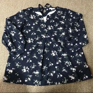 サンカンシオン(3can4on)の【美品】花柄トップス ネイビー(シャツ/ブラウス(長袖/七分))