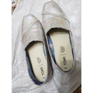 トムズ(TOMS)の【10%OFF】TOMS　パンプス　偏光シルバー　サイズW8(スリッポン/モカシン)