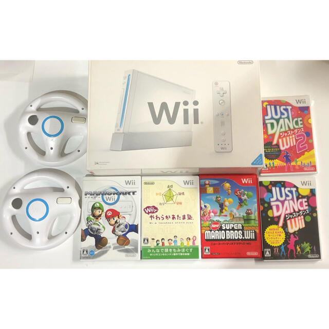 Wii(ウィー)のWii 本体　 任天堂　ソフト5本　ハンドル2個　リモコン2個 エンタメ/ホビーのゲームソフト/ゲーム機本体(家庭用ゲーム機本体)の商品写真