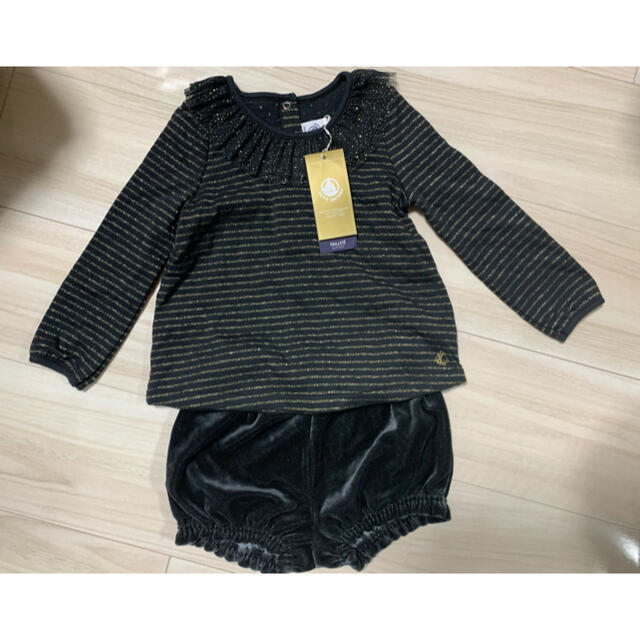 PETIT BATEAU(プチバトー)の【タグ付新品】プチバトー フリルカットソー＆ブルマ　ラメボーダー24m/86cm キッズ/ベビー/マタニティのキッズ服女の子用(90cm~)(Tシャツ/カットソー)の商品写真