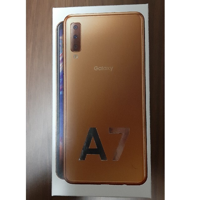 Galaxy(ギャラクシー)の【新品未開封】Galaxy A7 ゴールド（SM-A750C）SIMフリースマホ スマホ/家電/カメラのスマートフォン/携帯電話(スマートフォン本体)の商品写真