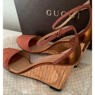 グッチ(Gucci)の極美品　グッチ　ピンクゴールド　　　　　　　　金属パネルウェッジソール　パンプス(ハイヒール/パンプス)