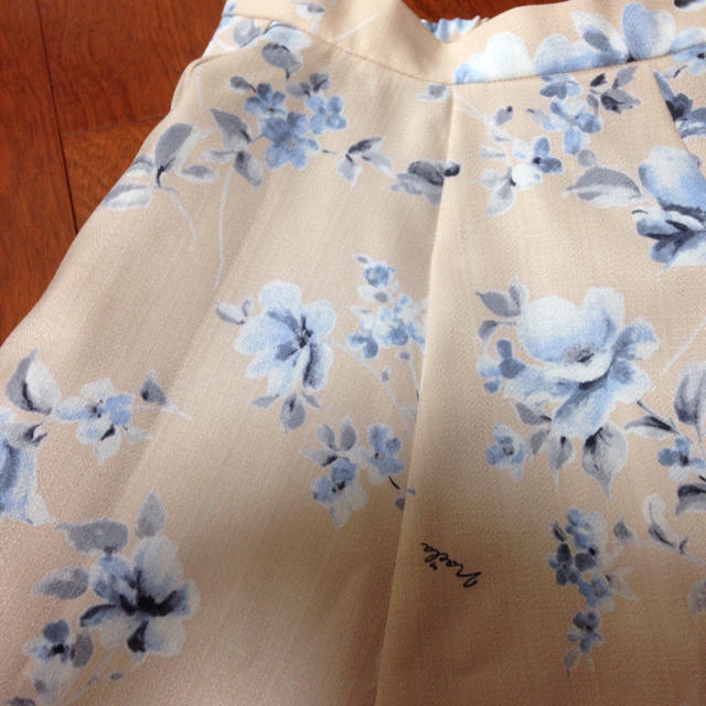 Noela(ノエラ)のオリジナル花柄スカート レディースのスカート(ひざ丈スカート)の商品写真