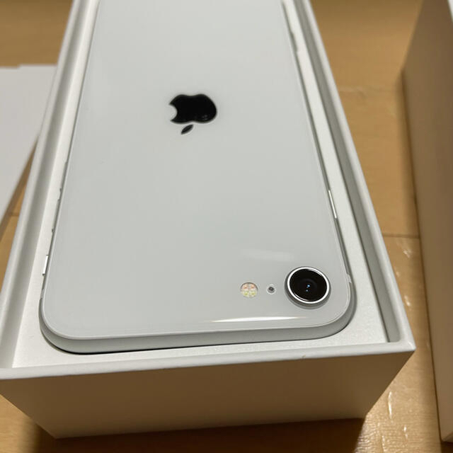iPhone iPhone SE 2020 Silver 64 GB SIMフリーの通販 by ねこ's shop｜アイフォーンならラクマ - 通販大得価