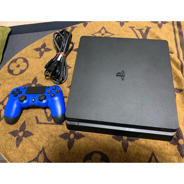 SONY(ソニー)の★PS4 CUH-2000A 500GB 中古完動品 ソフト2本付★ エンタメ/ホビーのゲームソフト/ゲーム機本体(家庭用ゲーム機本体)の商品写真