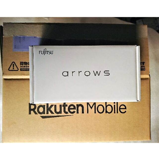 arrows(アローズ)のarrows RX ゴールド　アローズ　富士通　楽天モバイル　未使用　新品　 スマホ/家電/カメラのスマートフォン/携帯電話(スマートフォン本体)の商品写真