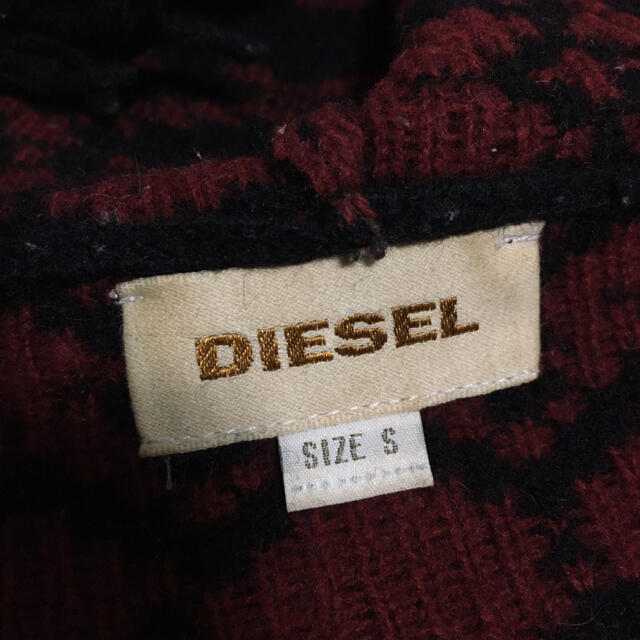 DIESEL(ディーゼル)の【送料無料】DIESEL ニットカーディガン（Sサイズ・レッド） メンズのトップス(ニット/セーター)の商品写真