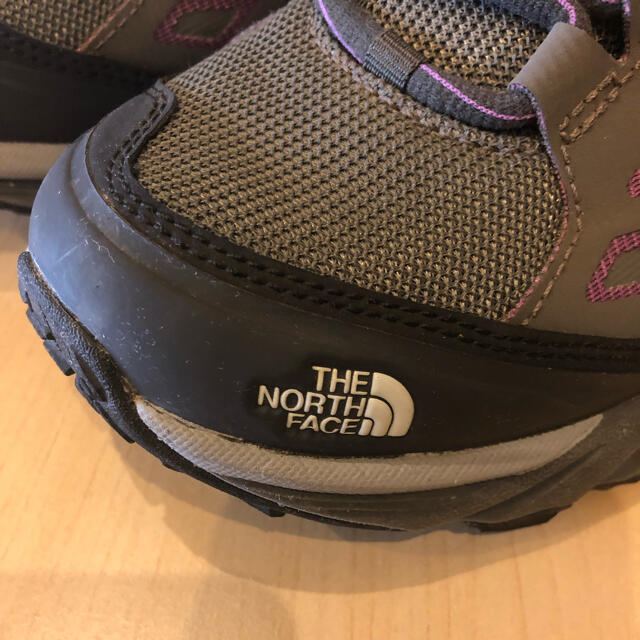 THE NORTH FACE(ザノースフェイス)のちっちっちあき様専用　スニーカー　ピンク✖️グレー　24㎝　登山にも レディースの靴/シューズ(スニーカー)の商品写真