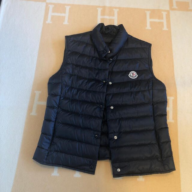 MONCLER(モンクレール)の専用モンクレールダウンベストネイビー1正規店購入品ヘルノタトラスピレネックス レディースのジャケット/アウター(ダウンベスト)の商品写真