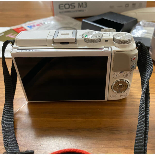 Canon(キヤノン)のCanon EOS M3 ボディ WH スマホ/家電/カメラのカメラ(ミラーレス一眼)の商品写真