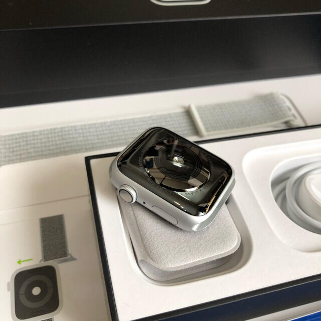 Apple Watch 4 Nike 44mm シルバーアルミニウムケース