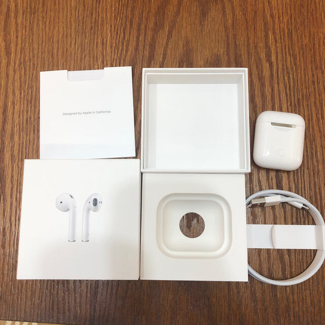 Apple(アップル)のAirPods  第一世代　中古品　動作確認済 スマホ/家電/カメラのオーディオ機器(ヘッドフォン/イヤフォン)の商品写真