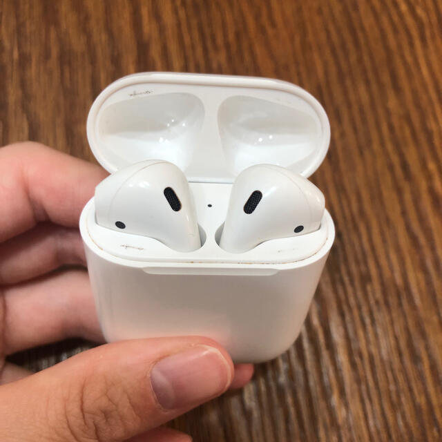 Apple(アップル)のAirPods  第一世代　中古品　動作確認済 スマホ/家電/カメラのオーディオ機器(ヘッドフォン/イヤフォン)の商品写真