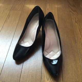 アベイル(Avail)のエナメル黒パンプス(ハイヒール/パンプス)