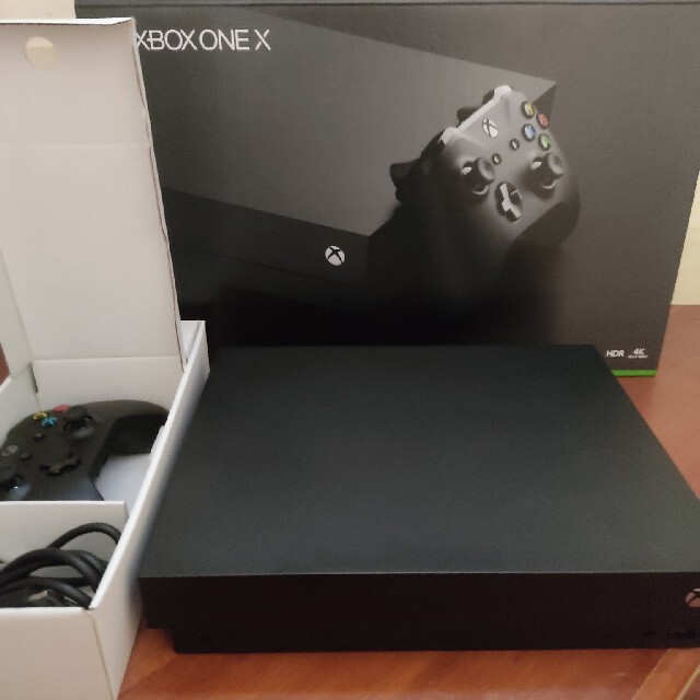 Xbox(エックスボックス)のxbox one x 中古美品　送料無料 エンタメ/ホビーのゲームソフト/ゲーム機本体(家庭用ゲーム機本体)の商品写真