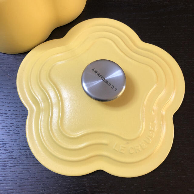 LE CREUSET(ルクルーゼ)の新品　ルクルーゼ   ココットフルール　20センチ　ミモザ　ル・クルーゼ インテリア/住まい/日用品のキッチン/食器(食器)の商品写真