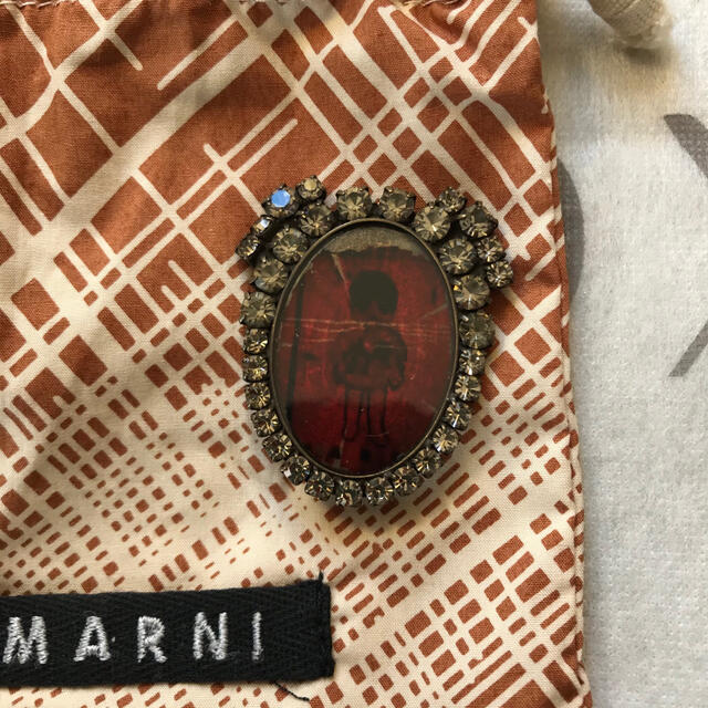 Marni(マルニ)のマルニ　パペット柄のブローチとリボンのセット　保存袋あり レディースのアクセサリー(ブローチ/コサージュ)の商品写真