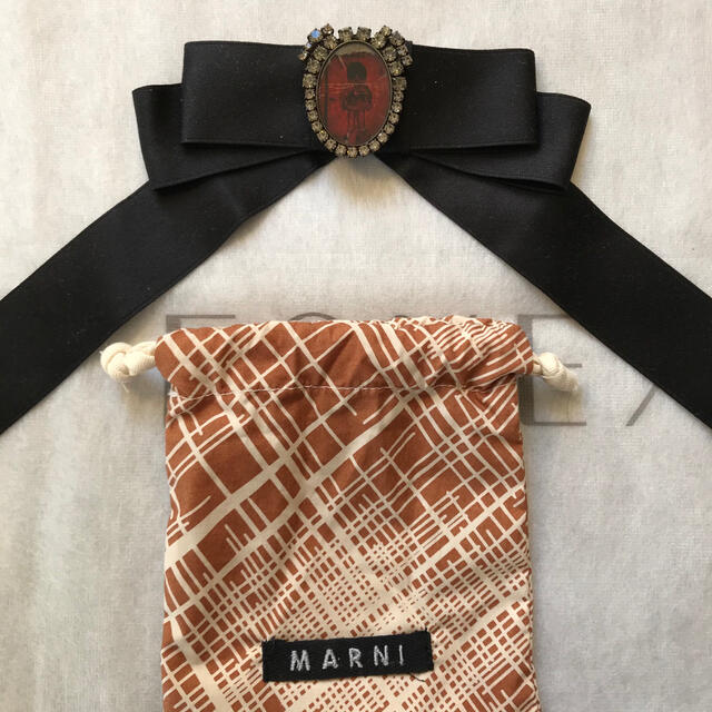 Marni(マルニ)のマルニ　パペット柄のブローチとリボンのセット　保存袋あり レディースのアクセサリー(ブローチ/コサージュ)の商品写真