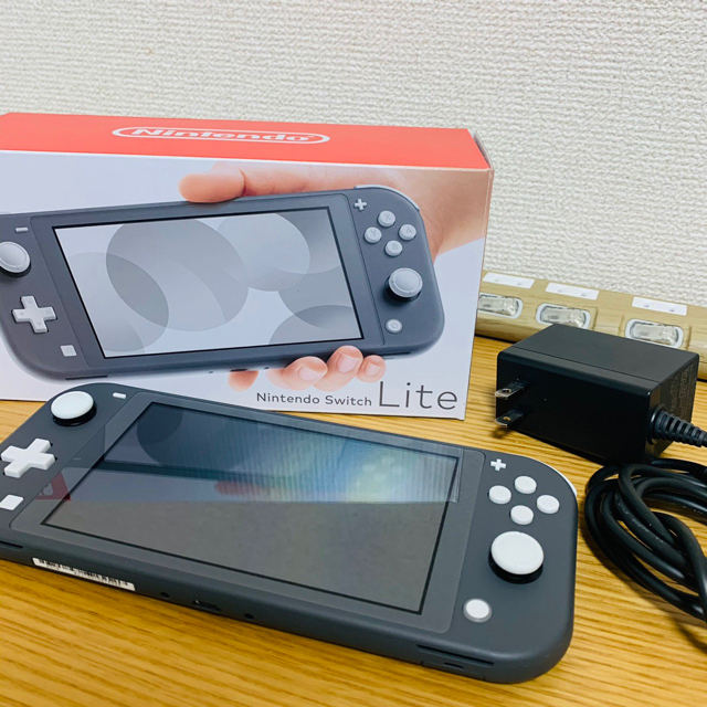 Nintendo Switch(ニンテンドースイッチ)のNintendo Switch Liteグレー　超美品 エンタメ/ホビーのゲームソフト/ゲーム機本体(携帯用ゲーム機本体)の商品写真