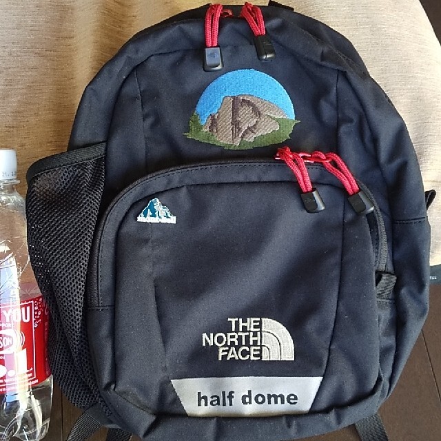 THE NORTH FACE(ザノースフェイス)のピンバッジ付き！THE NORTH FACE 子ども用リュック　ノースフェイス キッズ/ベビー/マタニティのこども用バッグ(リュックサック)の商品写真