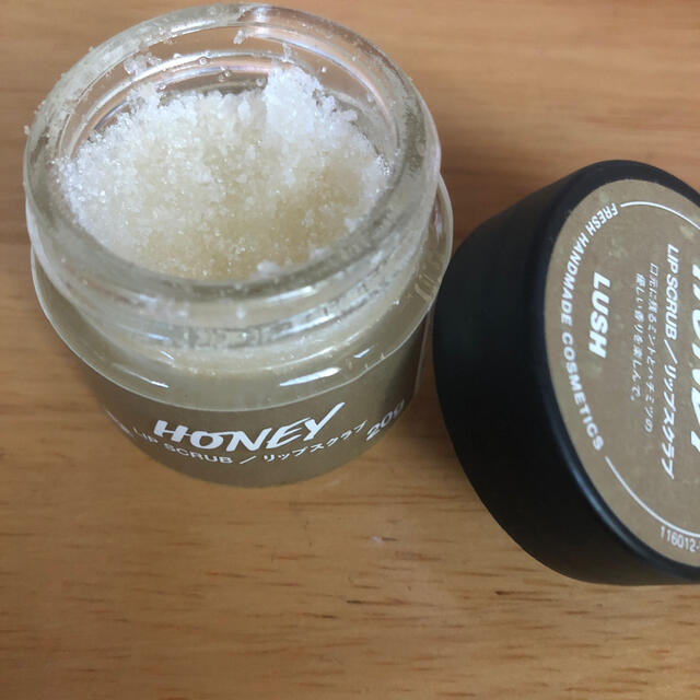 LUSH(ラッシュ)のLUSH  リップスクラブ　LIPSCRUB HONEY コスメ/美容のスキンケア/基礎化粧品(リップケア/リップクリーム)の商品写真