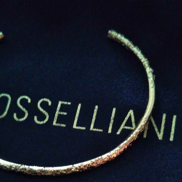 IOSSELLIANI(イオッセリアーニ)のIOSSELLIANI 　ゴールド　バングル　アッシュペーフランス レディースのアクセサリー(ブレスレット/バングル)の商品写真