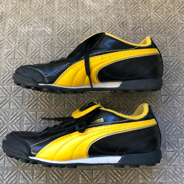 PUMA(プーマ)のサッカー　トレシュー　スニーカー　21cm 2足1600円 キッズ/ベビー/マタニティのキッズ靴/シューズ(15cm~)(スニーカー)の商品写真