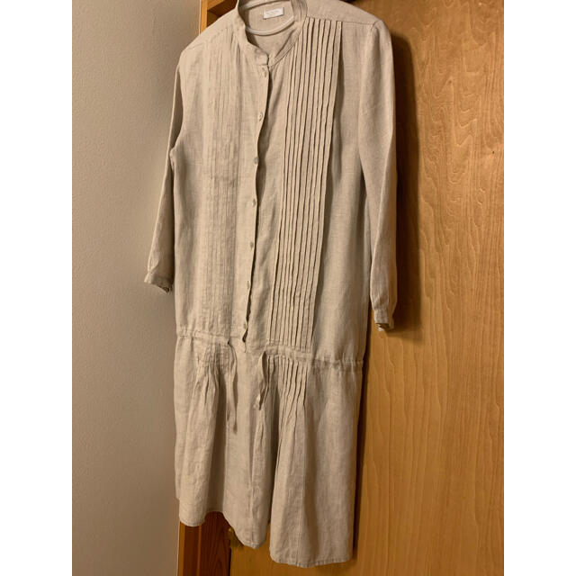 fog linen work(フォグリネンワーク)の【美品】フォグリネンワーク　ピンタックリボンワンピース　生成り　アイボリー レディースのワンピース(ひざ丈ワンピース)の商品写真