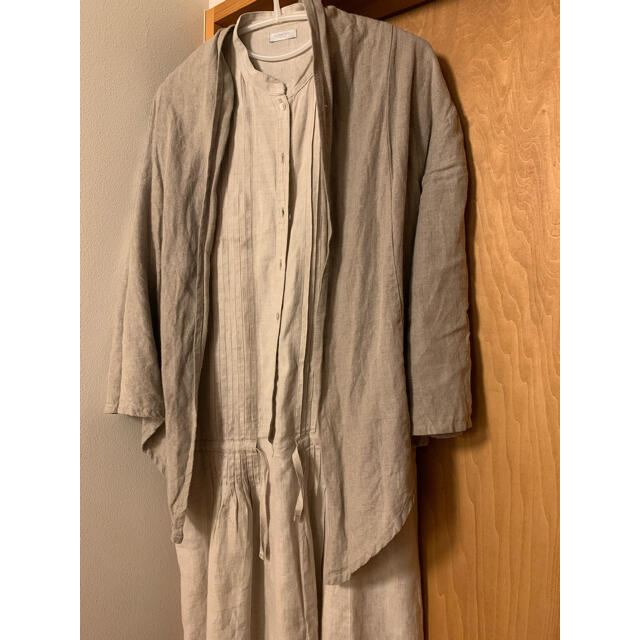 fog linen work(フォグリネンワーク)の【美品】フォグリネンワーク　ピンタックリボンワンピース　生成り　アイボリー レディースのワンピース(ひざ丈ワンピース)の商品写真