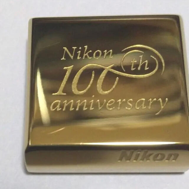 Nikon(ニコン)のNikon 100周年記念 アクセサリーシューカバー スマホ/家電/カメラのスマホ/家電/カメラ その他(その他)の商品写真