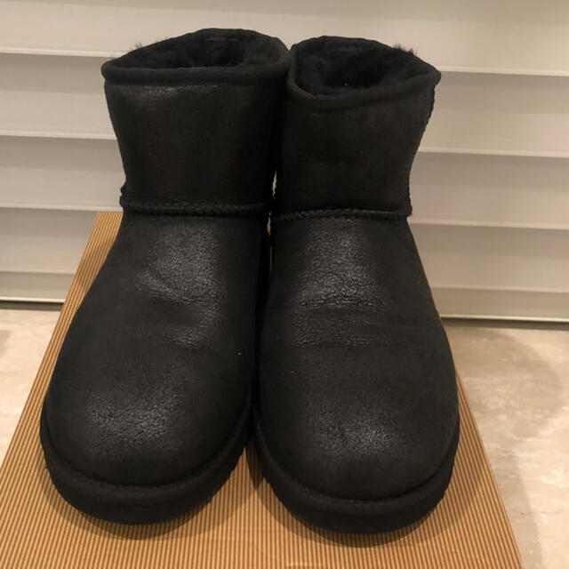 UGG(アグ)の新品・UGG/クラシックミニボンバー　サイズ9 メンズの靴/シューズ(ブーツ)の商品写真