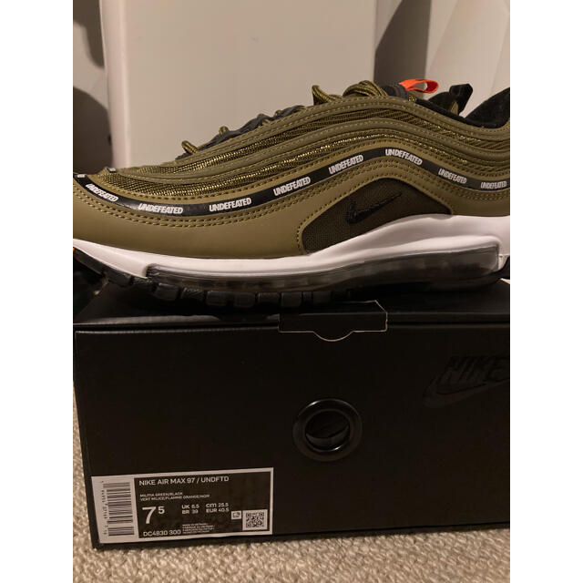 NIKE(ナイキ)のNIKE AIR MAX97 UNDEFEATED OLIVE 定価以下 メンズの靴/シューズ(スニーカー)の商品写真