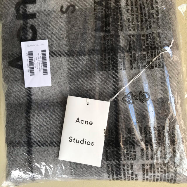 ACNE(アクネ)の［新品］Acne Studios アクネストゥディオズ　マフラー　ロゴスカーフ レディースのファッション小物(マフラー/ショール)の商品写真