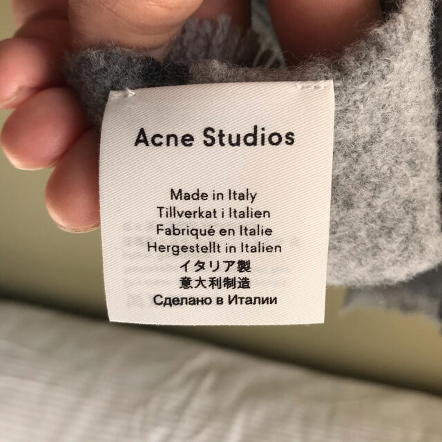 ACNE(アクネ)の［新品］Acne Studios アクネストゥディオズ　マフラー　ロゴスカーフ レディースのファッション小物(マフラー/ショール)の商品写真