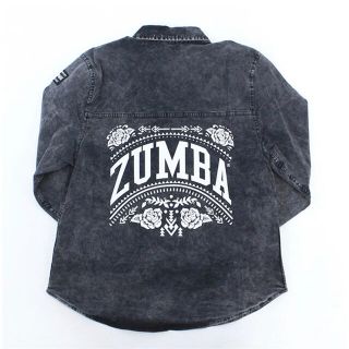 ズンバ(Zumba)の値下げ★ZUMBAユニセックス バックプリント ウォッシュド ボタンシャツ(シャツ)