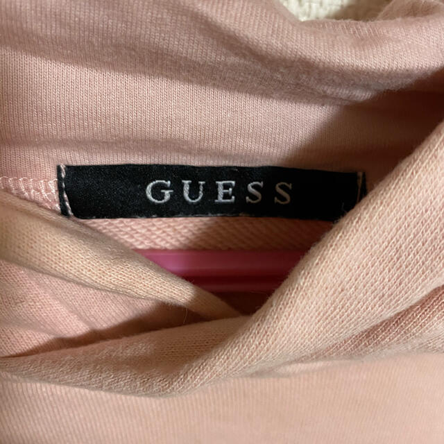 GUESS(ゲス)の美品　GUESS パーカー　ピンク メンズのトップス(パーカー)の商品写真