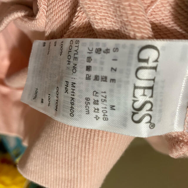 GUESS(ゲス)の美品　GUESS パーカー　ピンク メンズのトップス(パーカー)の商品写真