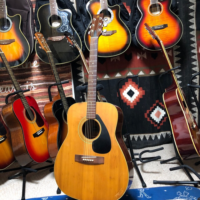 ヤマハ(ヤマハ)の希少❣️70sYAMAHA premiumビンテージFG200ｊ黒ラベル　良音 楽器のギター(アコースティックギター)の商品写真