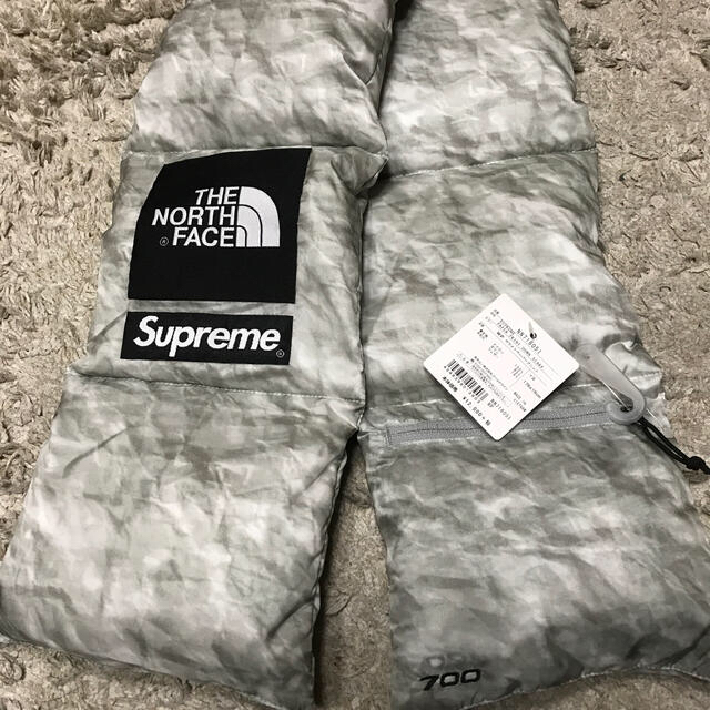 Supreme TNF Paper Print Down Scarf