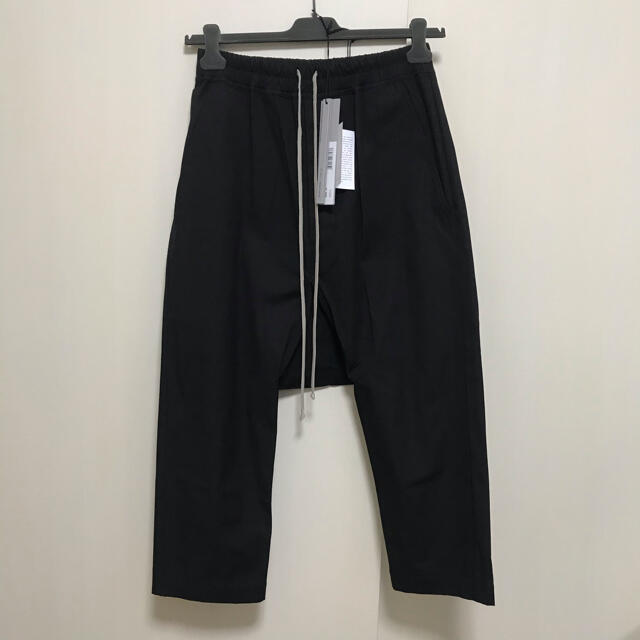 Rick Owens(リックオウエンス)のRick Owens ドローストリングクロップドパンツ 46 ブラック メンズのパンツ(サルエルパンツ)の商品写真