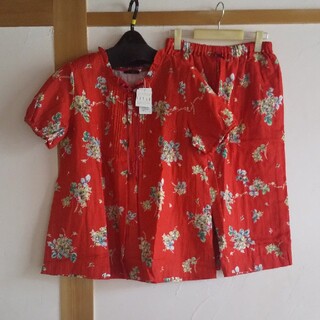 専門になりました。タグつきIKUKO赤系花柄パジャマ半袖半ズボン２M～(パジャマ)