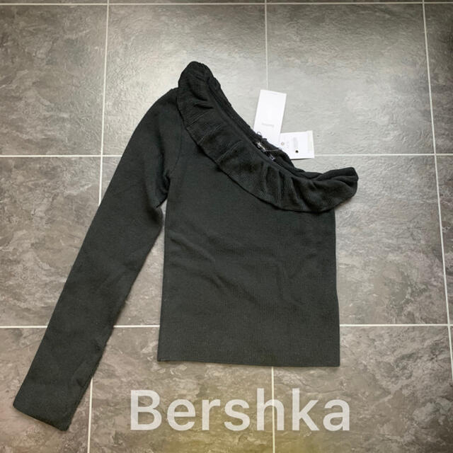 Bershka(ベルシュカ)の新品未使用タグ付♡Bershkaワンショルダーニット レディースのトップス(ニット/セーター)の商品写真