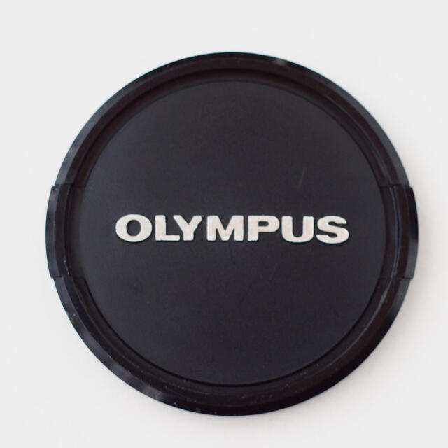 OLYMPUS(オリンパス)のOLYMPUS OM 55mm レンズキャップ スマホ/家電/カメラのカメラ(レンズ(単焦点))の商品写真