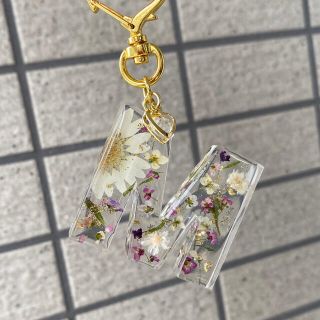 一点のみ❤️Ｍ✳︎イニシャルキーホルダー💫チャーム✳︎ハンドメイド(キーホルダー/ストラップ)