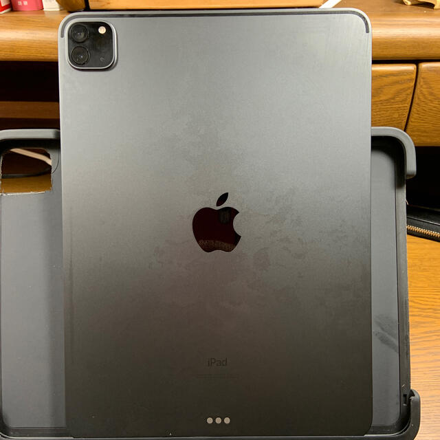 Apple(アップル)のiPad Pro (2世代)(11-inch)256GB+Iogiキーボード付き スマホ/家電/カメラのPC/タブレット(タブレット)の商品写真