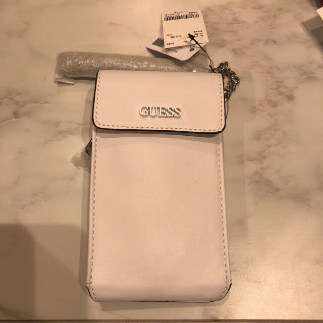 GUESS(ゲス)の新品タグ付き　guess ショルダーバッグ  モバイルケース　 スマホ/家電/カメラのスマホアクセサリー(モバイルケース/カバー)の商品写真