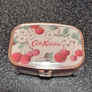 キャスキッドソン(Cath Kidston)のCath Kidston リップバームコンパクト　チェリー(リップケア/リップクリーム)