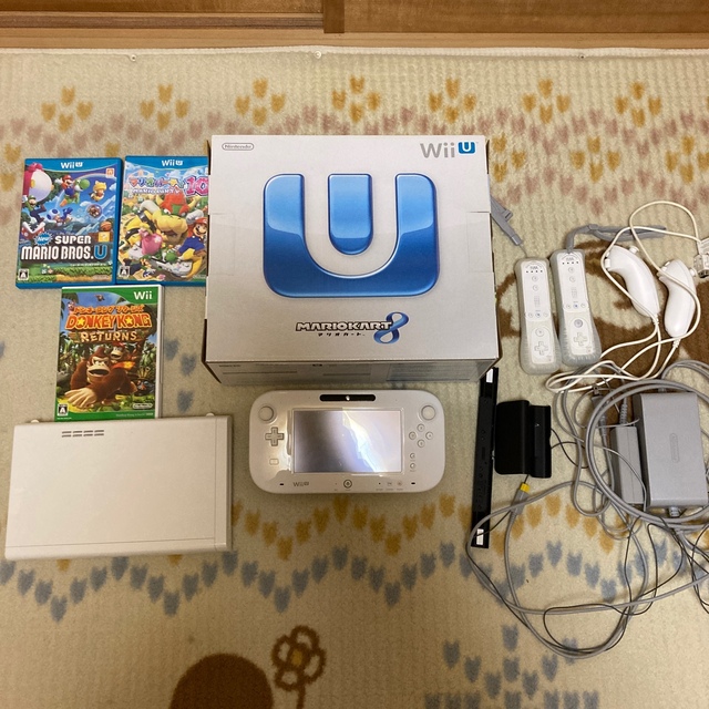 エンタメ/ホビー任天堂WiiＵ　マリオカート8内臓　マリオパーティ等３枚　リモコン2台